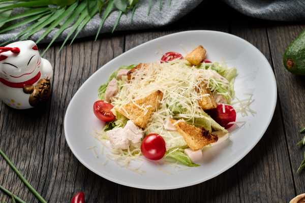 Салат цезарь с курицей