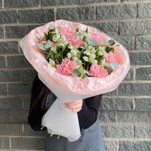Букет из розовых диантусов и белых альстромерий