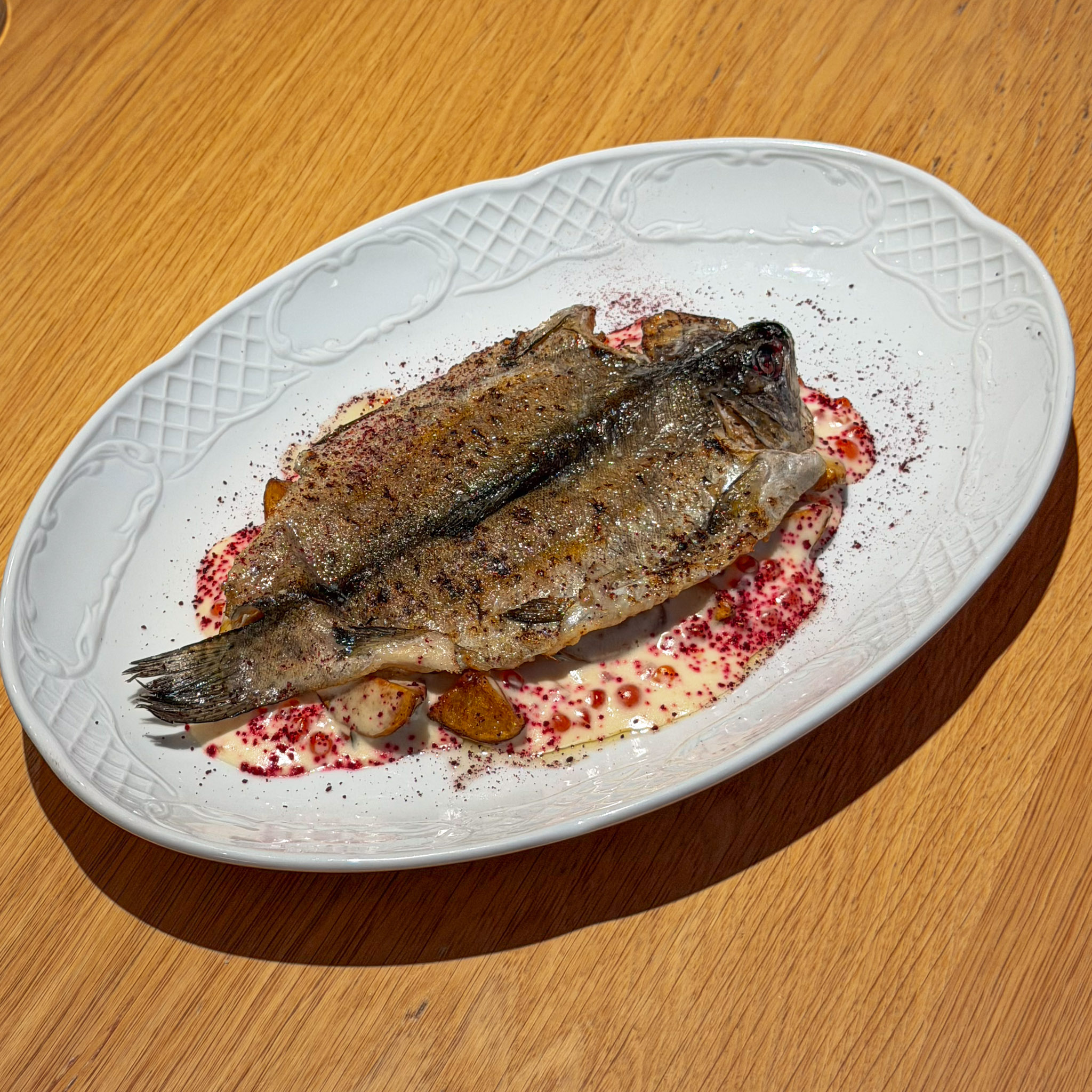 Горная форель с красной икрой и соусом шампань