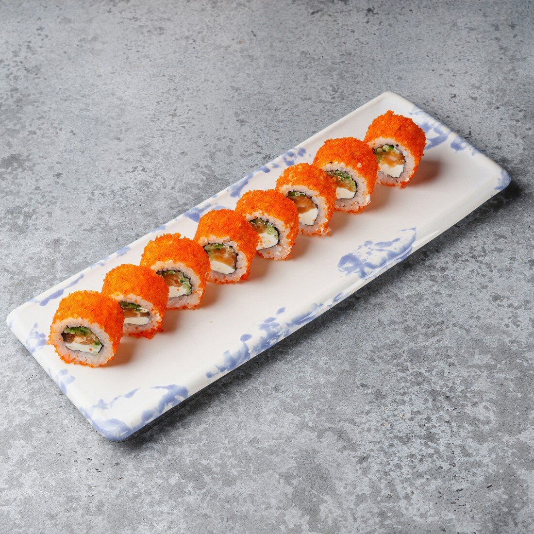 Ролл с лососем, тобико и огурцом 230гр.