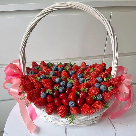 Корзина ягодная клубника голубика 