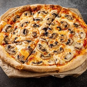 Пицца с грибами и пармезаном