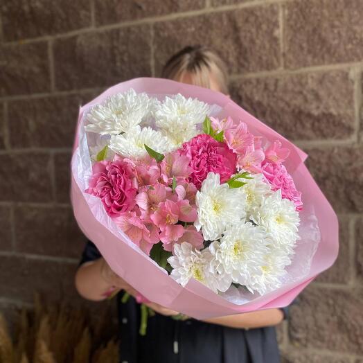 Сборный букетик с хризантемой, альстромерией