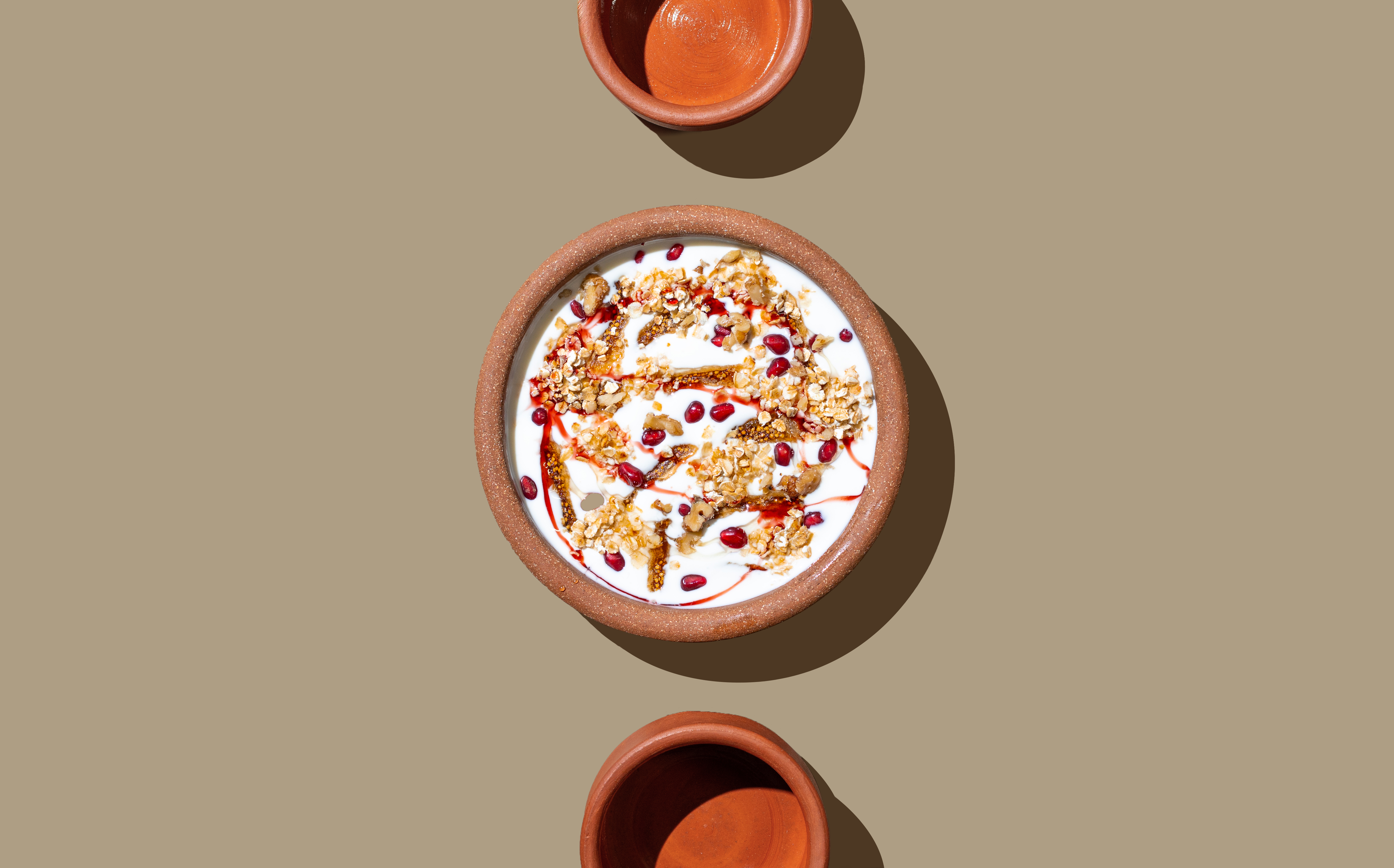 Мацони с вяленым инжиром и орехами