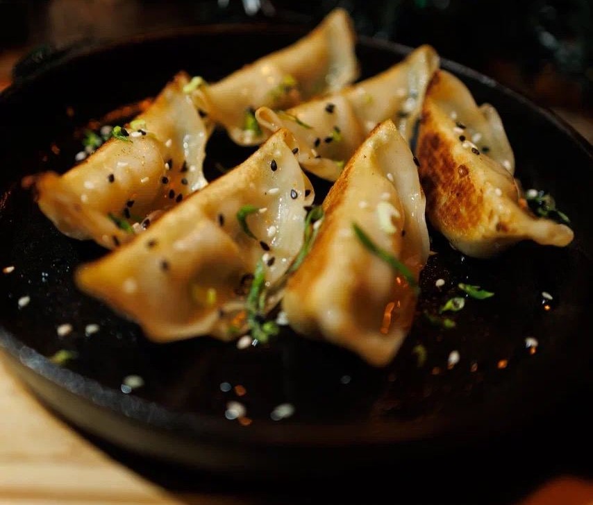 Гёдза, жаренные со свининой и соевым соусом