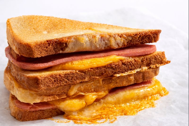 Сэндвич четыре сыра с ветчиной