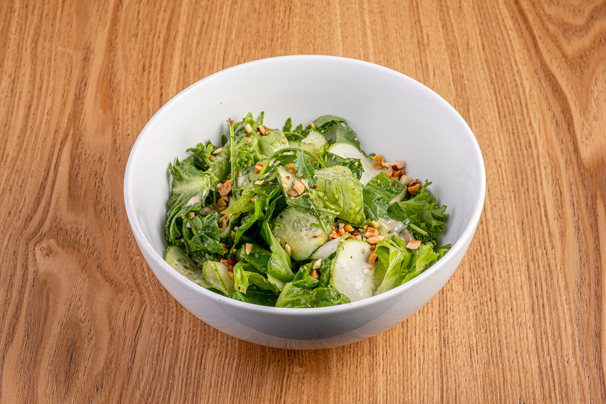 Салат зеленый с ореховой заправкой