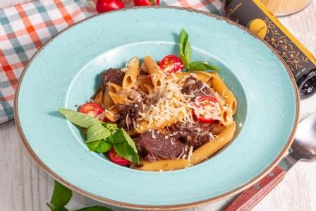 Пенне с говяжьими щечками в соусе Демигл