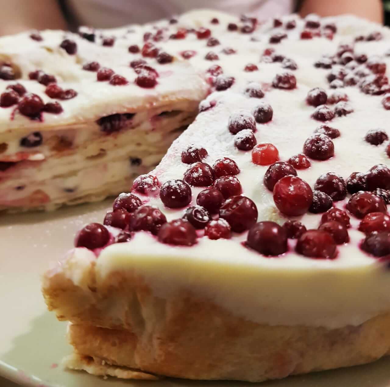 Торт блинный с брусникой