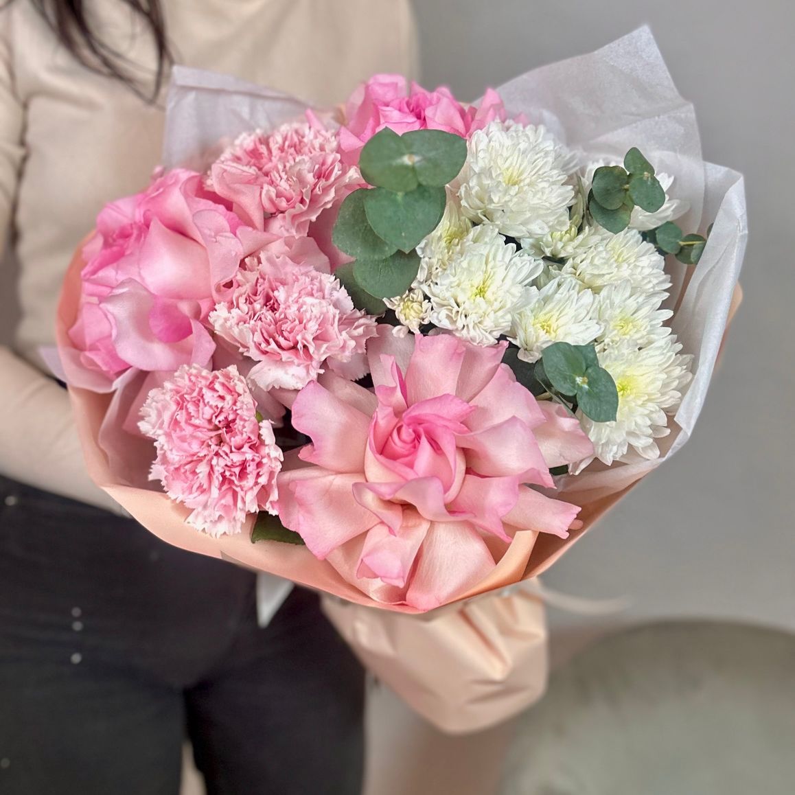 Французские розы, диантусы и хризантема