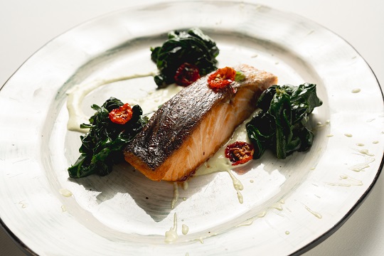 Семга со шпинатом и соусом из сливок и эстрагона
