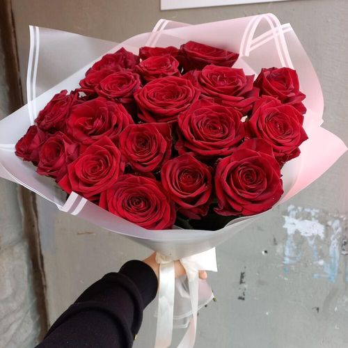 21 красная роза в дизайнерской упаковке