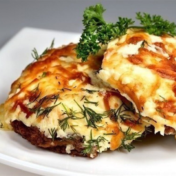Биточки мясные запеченные под сыром