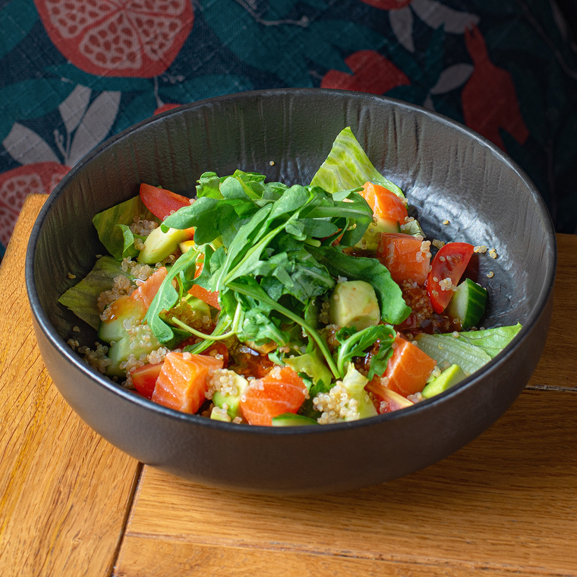 Салат с лососем и киноа