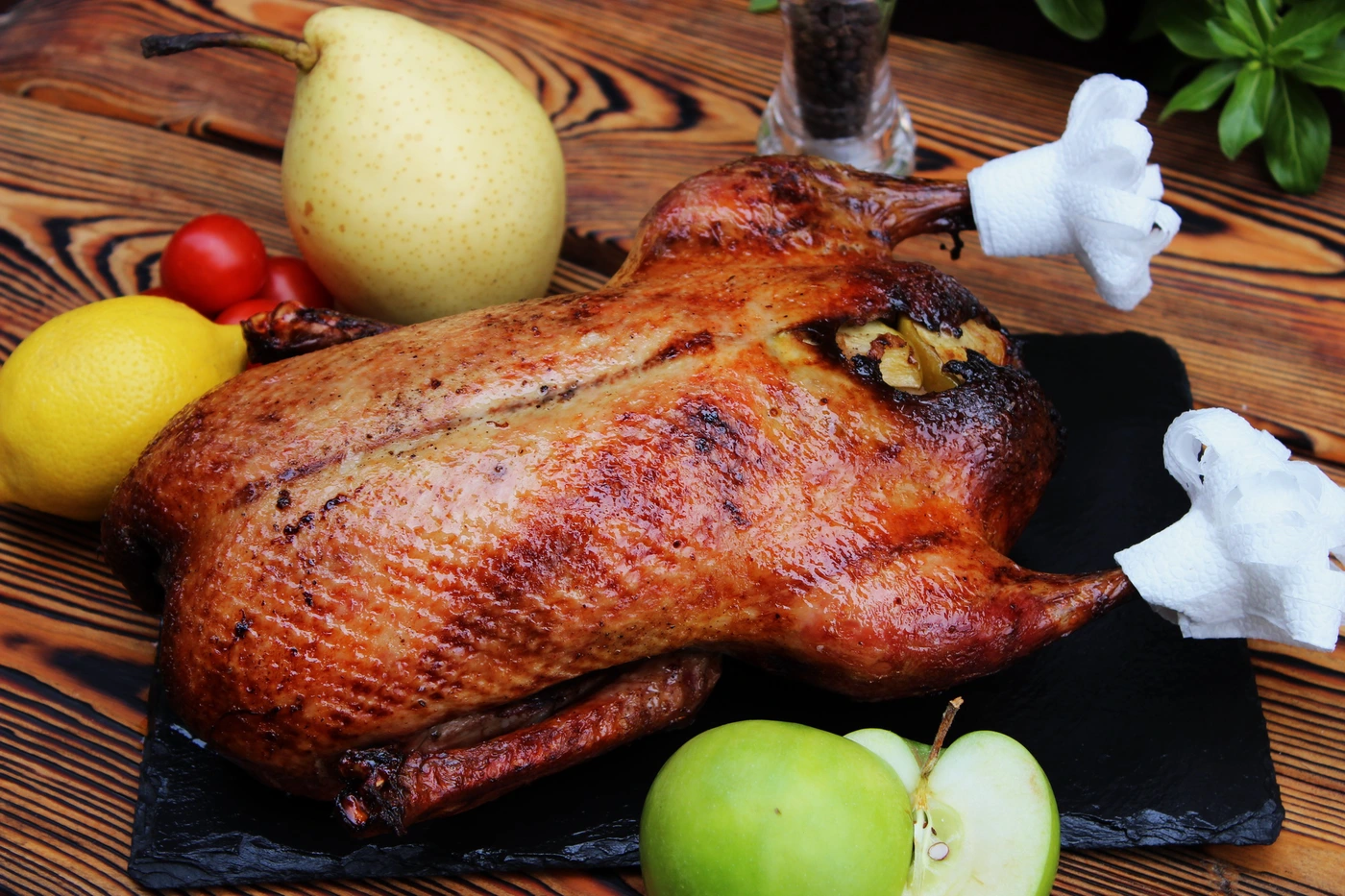 Утка запеченная с фруктами