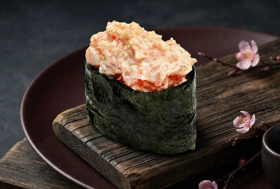 Гункан с крабом сурими