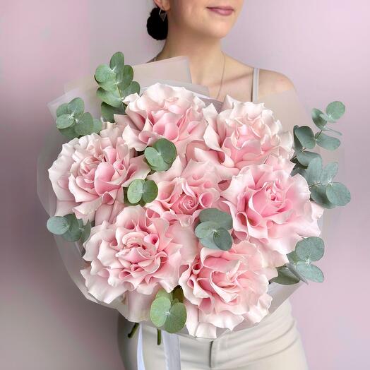 Нежный букет французские розы и эвкалипт