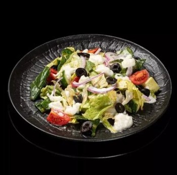 Греческий салат со страчателлой и томатами