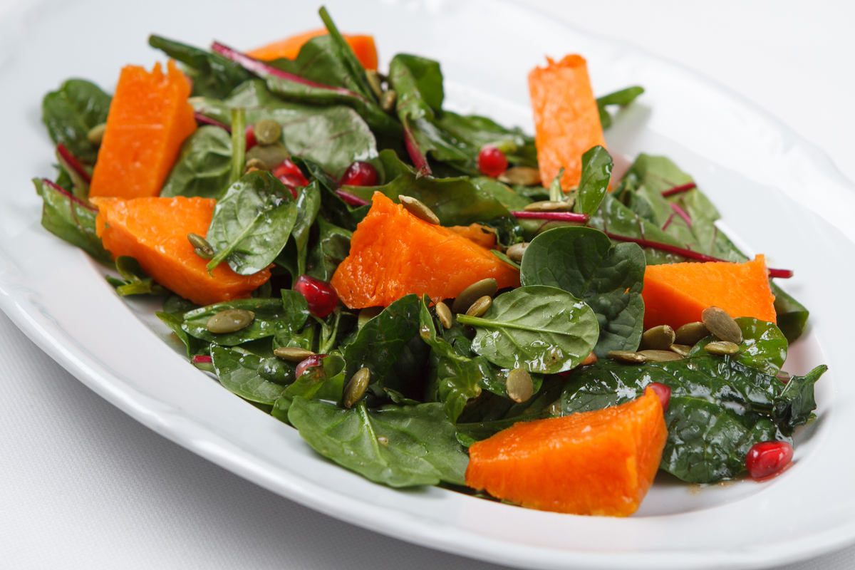 Салат с печеной тыквой, шпинатом и инжирным соусом