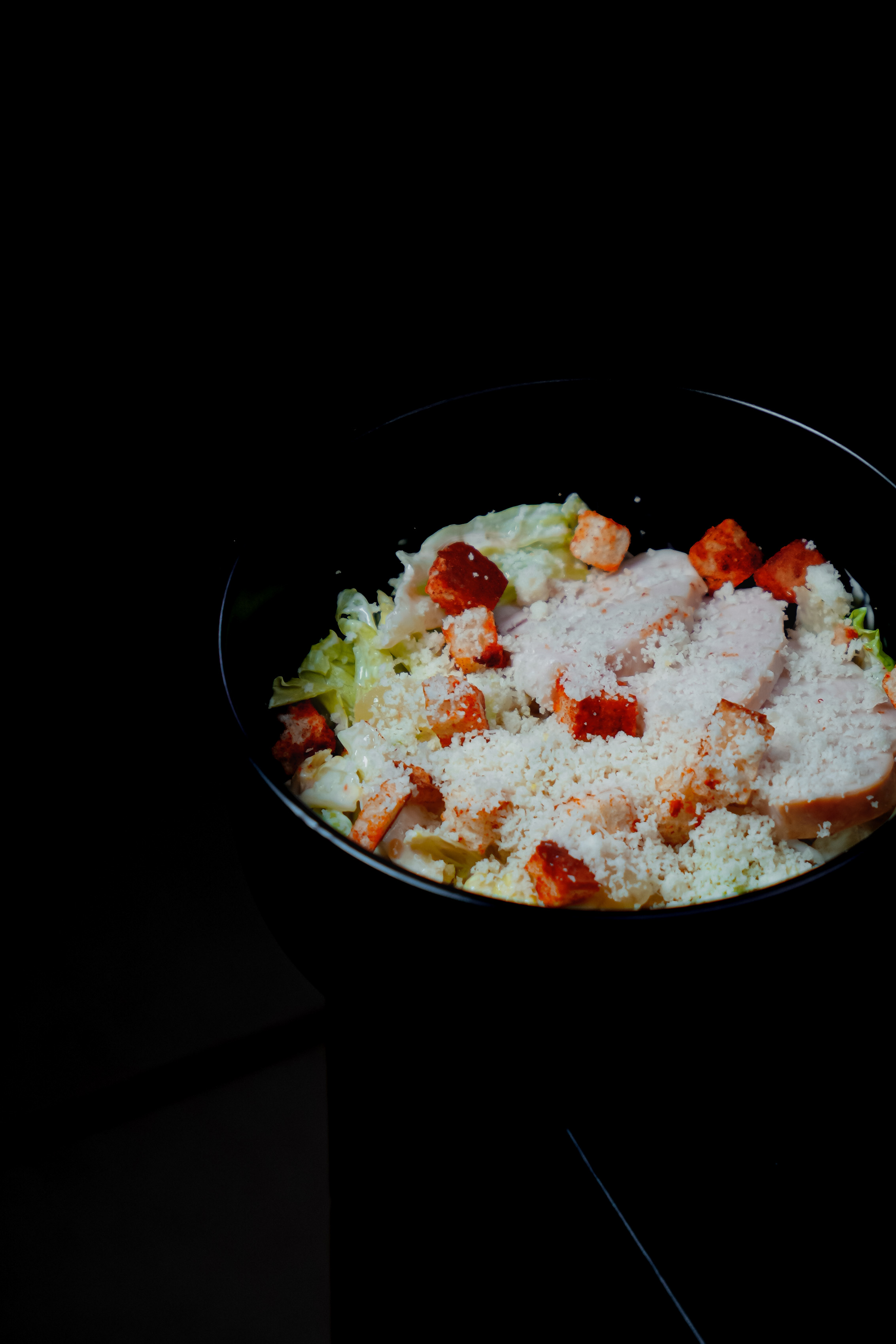 Салат с куриным филе, ананасами и чесночным айоли