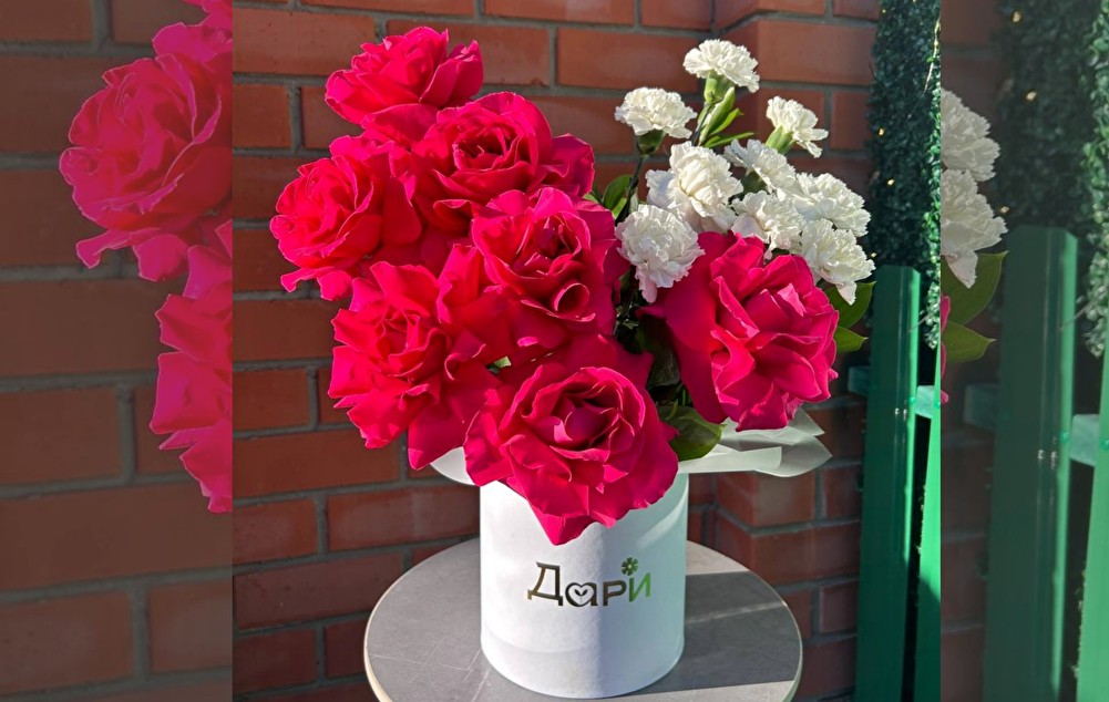 №74 Ягодные розы с Белоснежными диантусами в коробочке