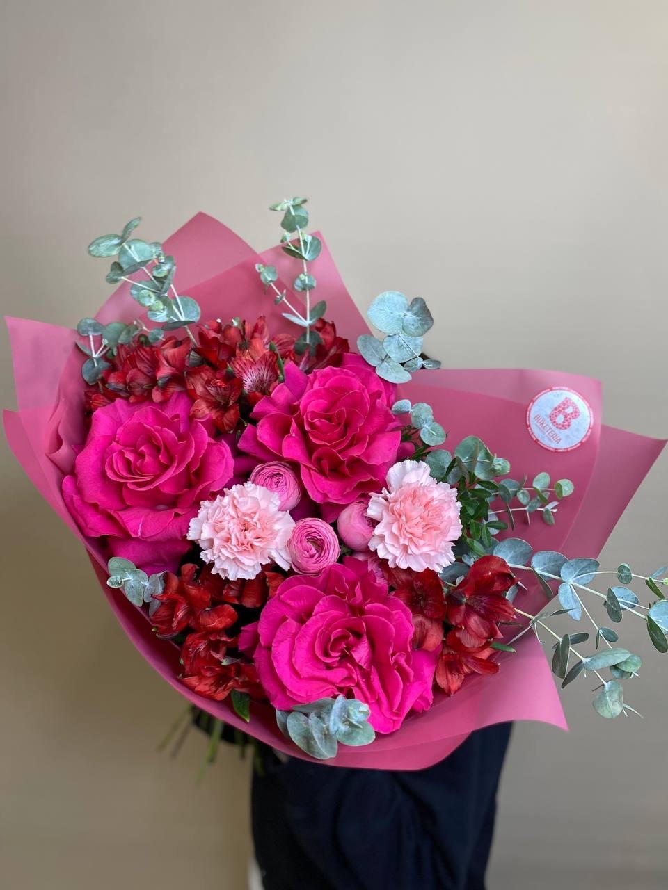 Малиновый яркий букет с вывернутыми розами