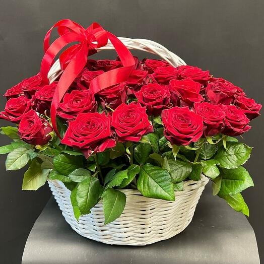 Корзина с красными розами