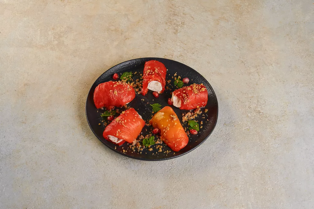 Рулетики с запеченными перчиками и твороженным сыром