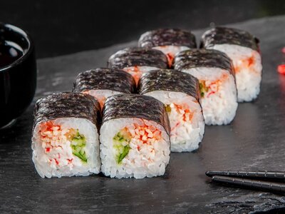 Юко маки со снежным крабом и кимчи