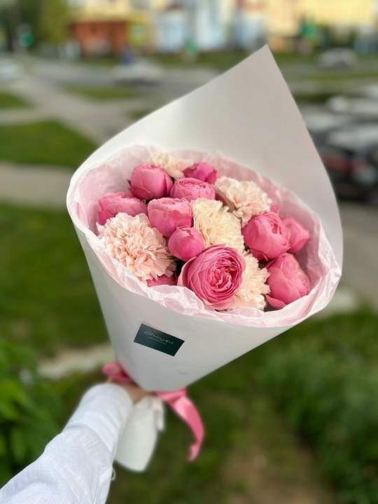 Аккуратный букет с кустовыми розами и диантусами