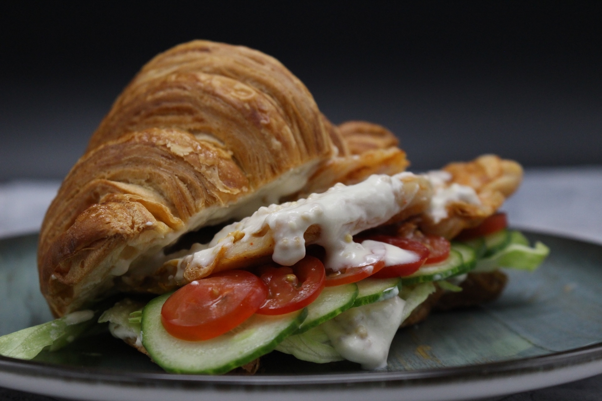 Круассан с цыпленком и сливочно горчичным соусом