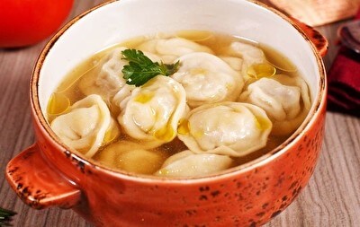 Пельмени домашние с бульоном