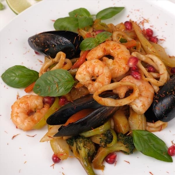 Морепродукты с пряным яблоком и ананасом