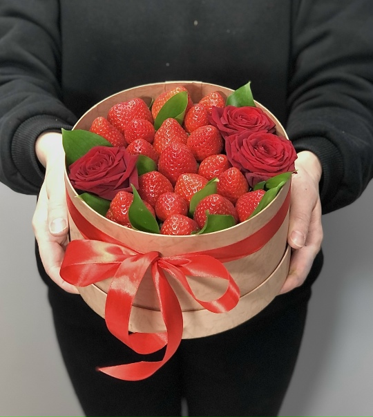 Коробка с клубникой и розами