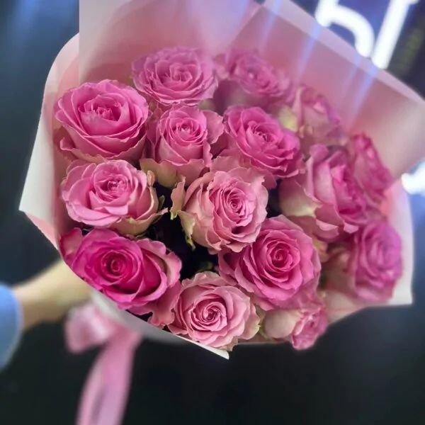 Букет из 15 бледно-розовых роз в светлой матовой бумаге