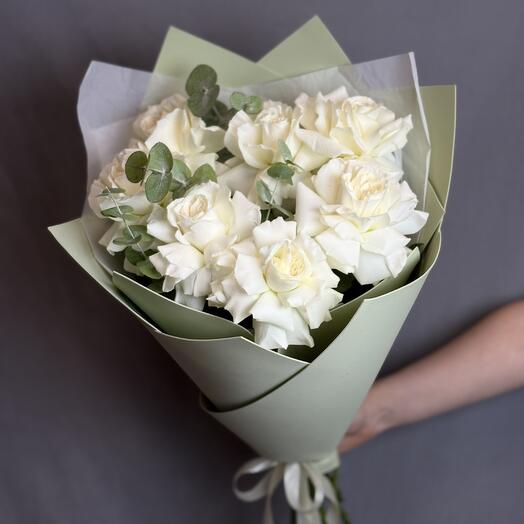 Букет с розами и эвкалиптом