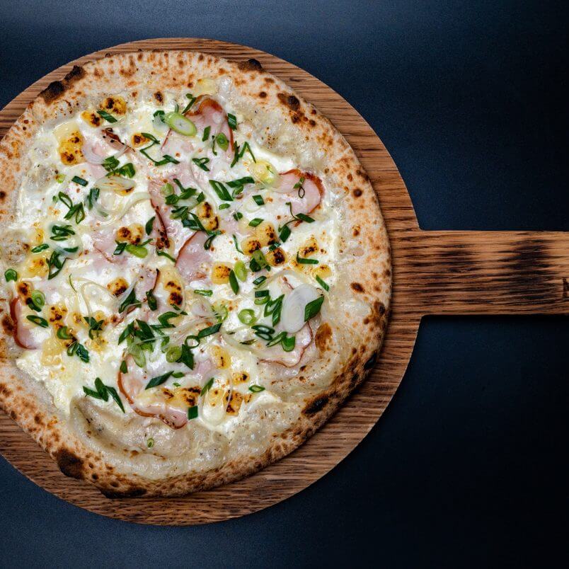 Пицца с куриной грудкой и зеленым луком