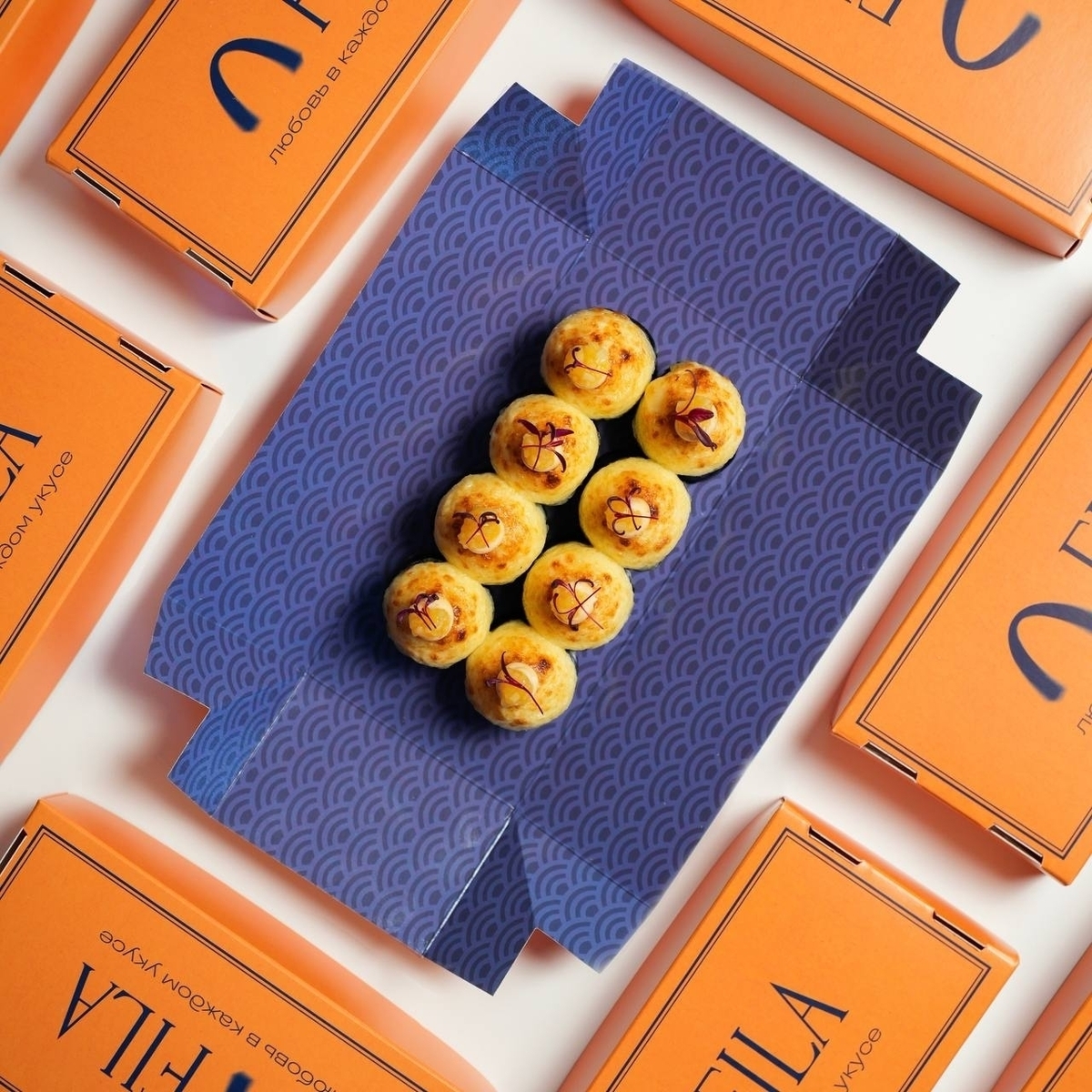 Запеченный ролл с лососем терияки