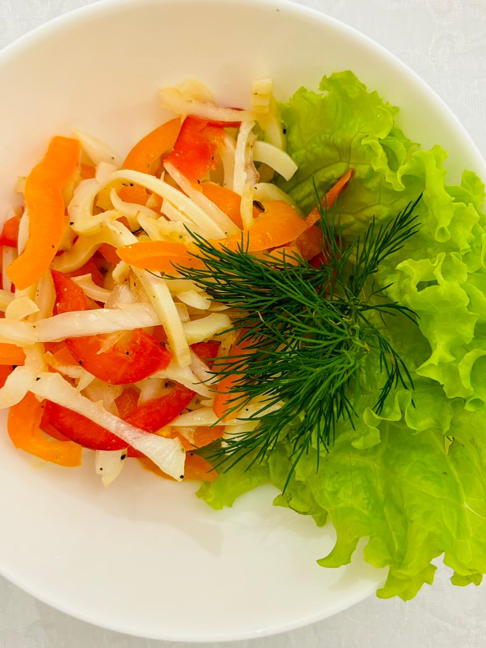 салат с кальмарами, и болгарским перцем