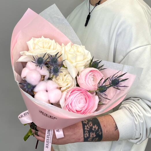 «Лунный свет» Букет из ранункулюсов , розы плайя бланка, эрингиума, и нежного хлопка