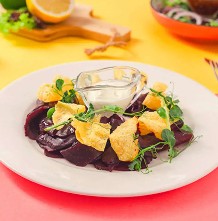 Салат со свёклой и рисовыми чипсами