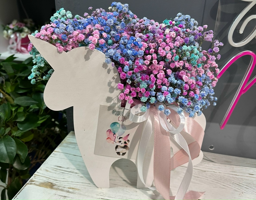 Очаровательная композиция в виде единорожки с радужной гипсофилой