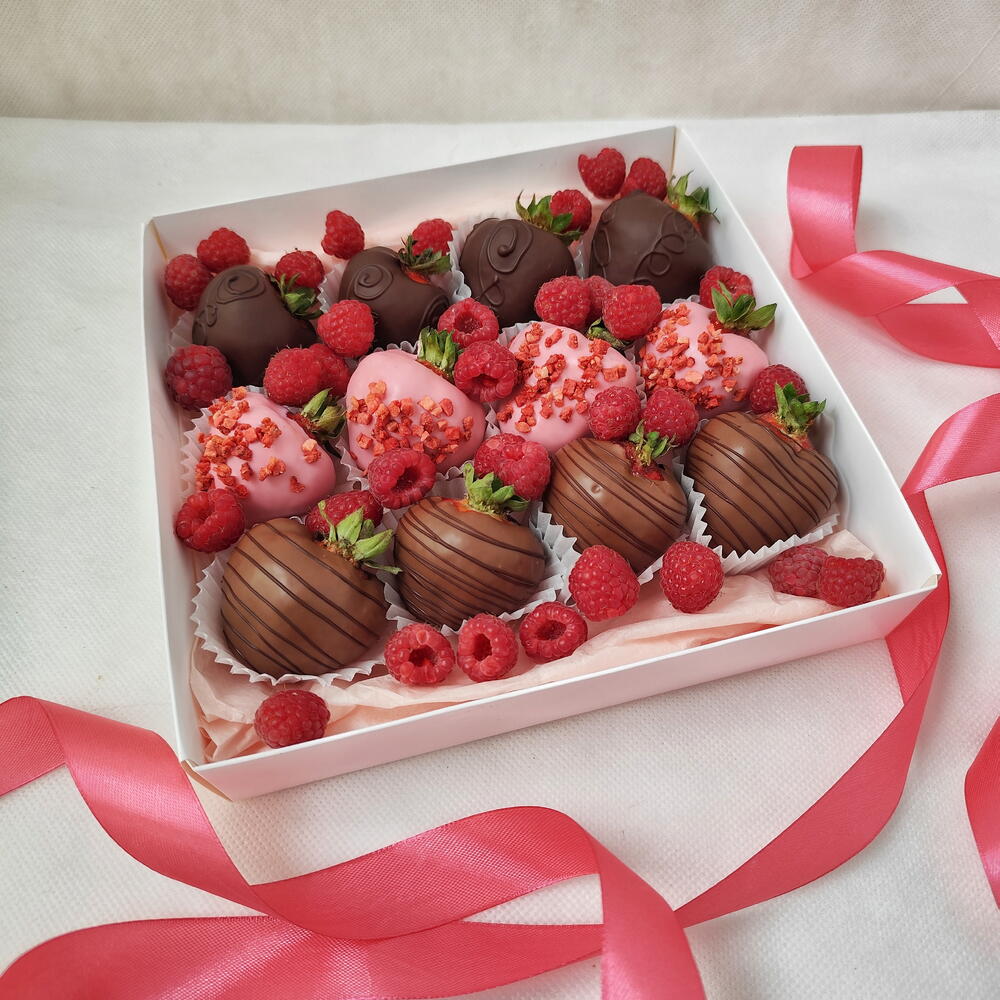 Клубника в шоколаде, набор 12 шт с малиной