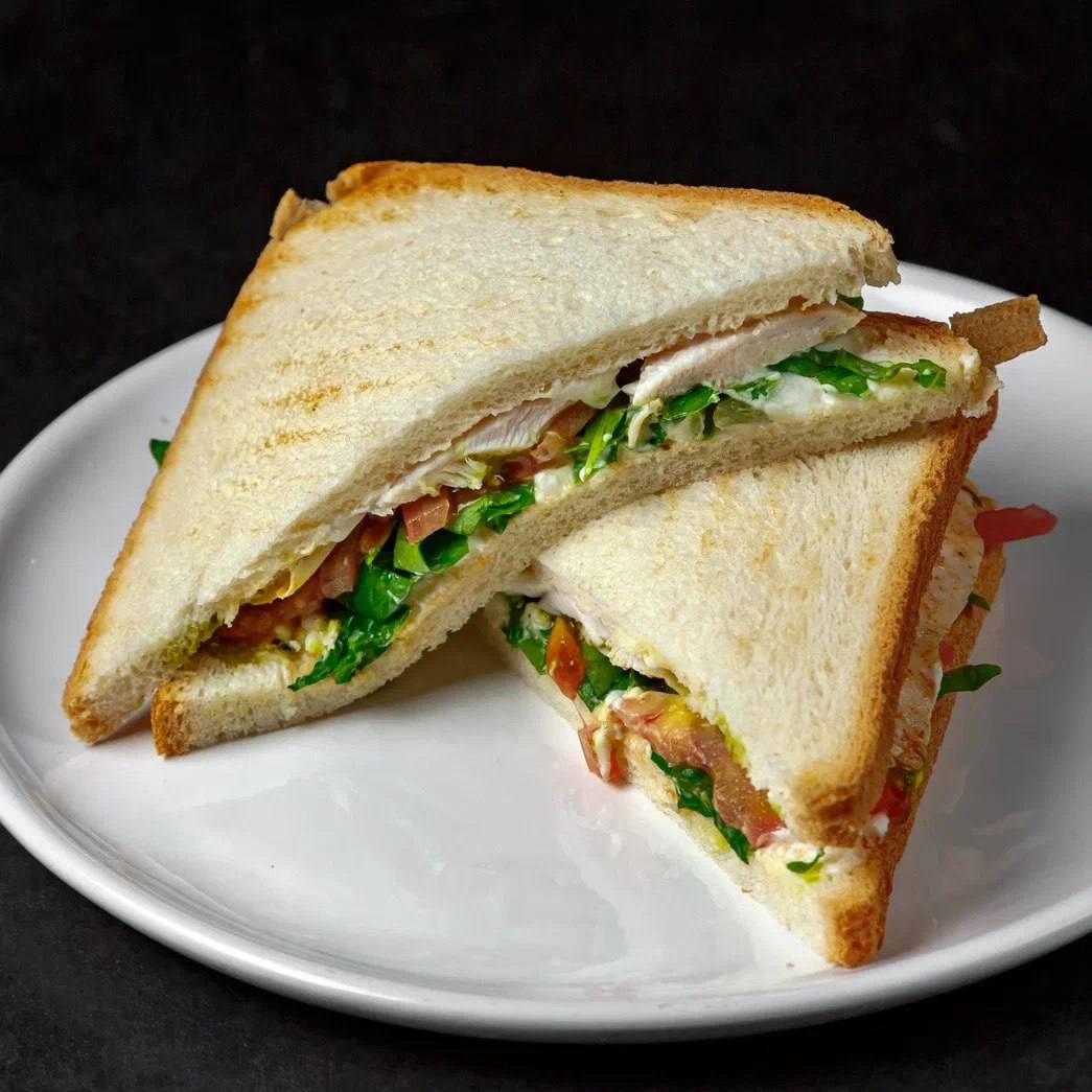 Сэндвич с цыпленком, маскарпоне, томатами и соусом песто