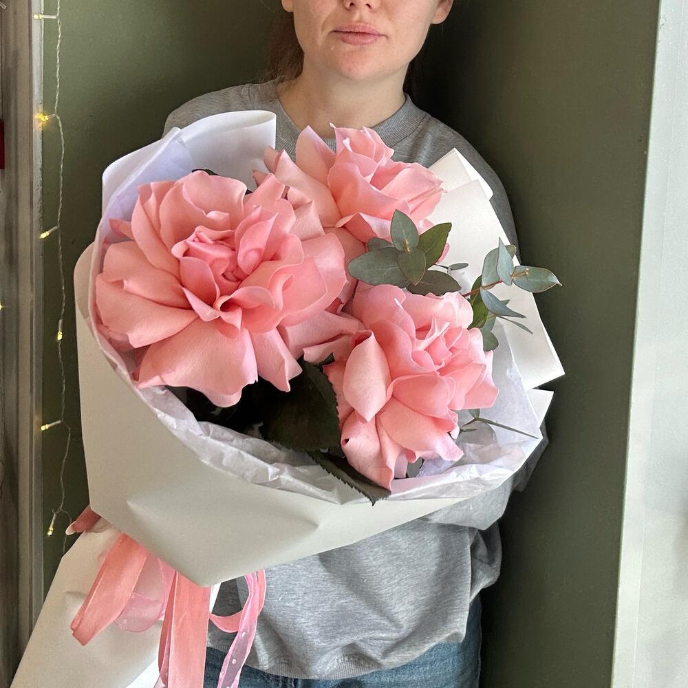 Нежный букет комплимент французская роза и эвкалипт