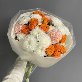 Нежный букет с оранжевыми кустовыми розами