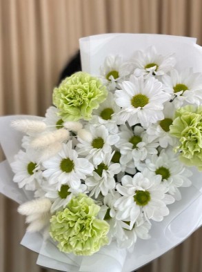 Букет из хризантемы-ромашки с диантусом