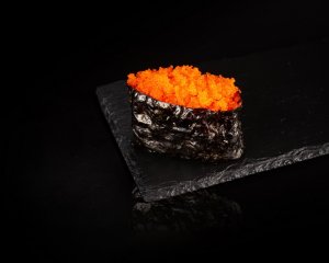 Гункан с икрой масаго