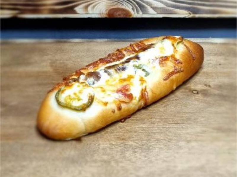 Багет с охотничьей колбаской перцем халапеньо