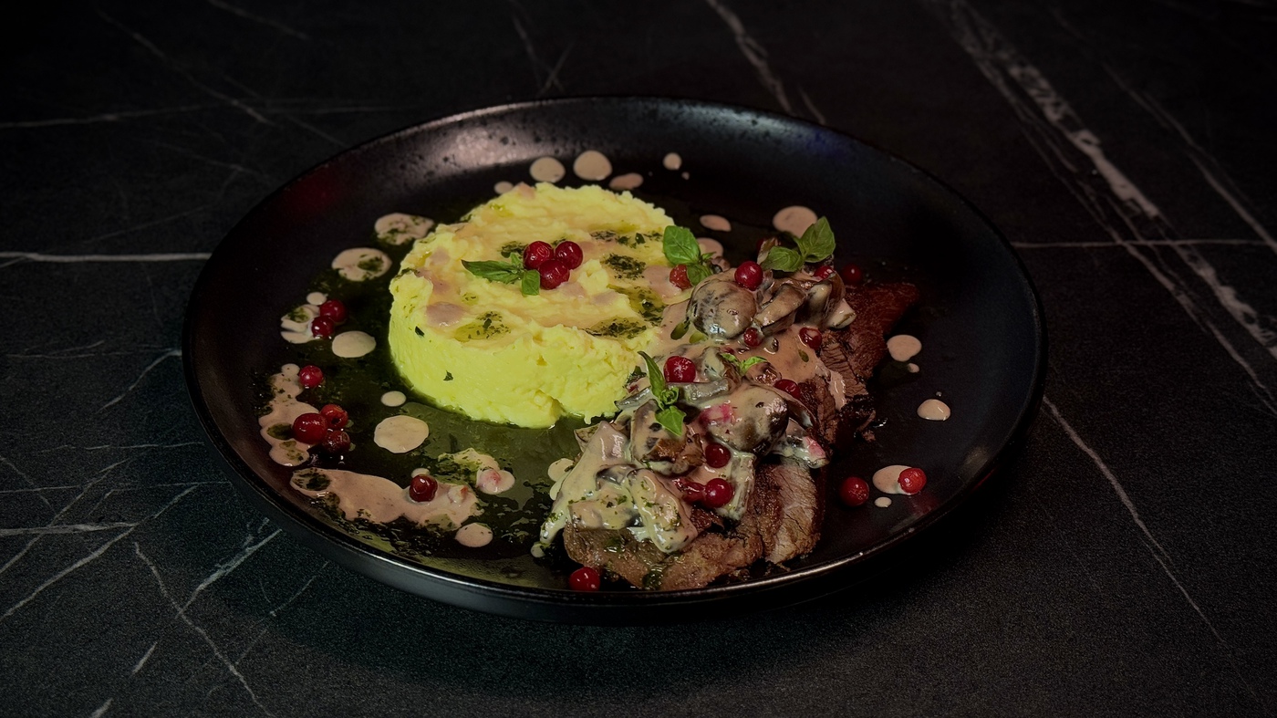 Томленая говядина с мятым картофелем